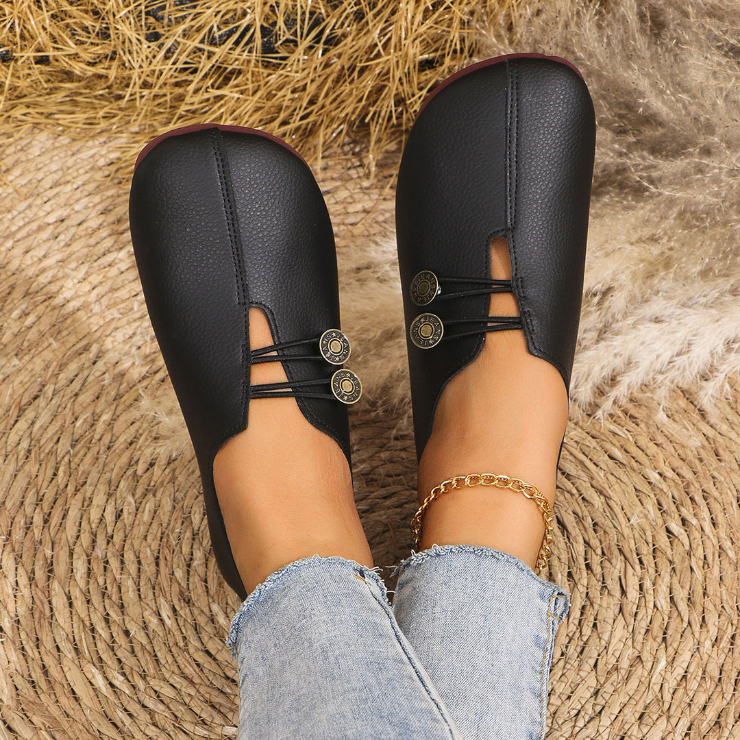 Damen  flache Slipper-Pantoletten aus Wildlederoptik mit elastischer Schnürung und dekorativem Zierknopf Nord Taschen