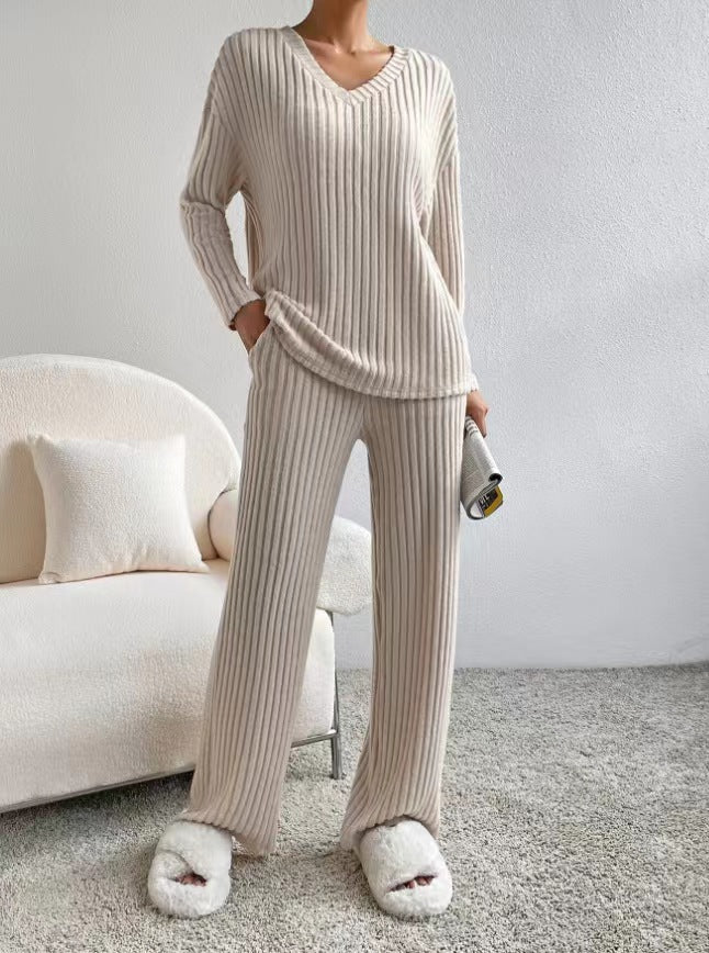 Damen Geripptes Relax-Set aus Feinstrick mit V-Ausschnitt und weiter Komforthose Nord Taschen