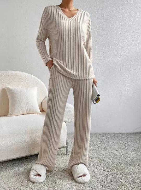 Damen Geripptes Relax-Set aus Feinstrick mit V-Ausschnitt und weiter Komforthose Nord Taschen