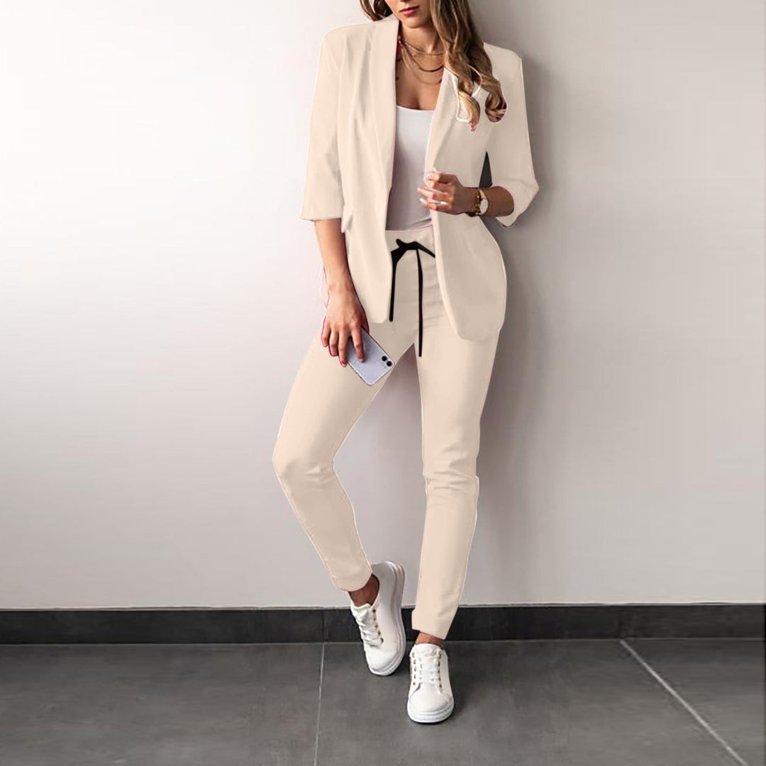 Damen elegantes und modernes Anzug-Set mit tailliertem Blazer und schmalen Hosen