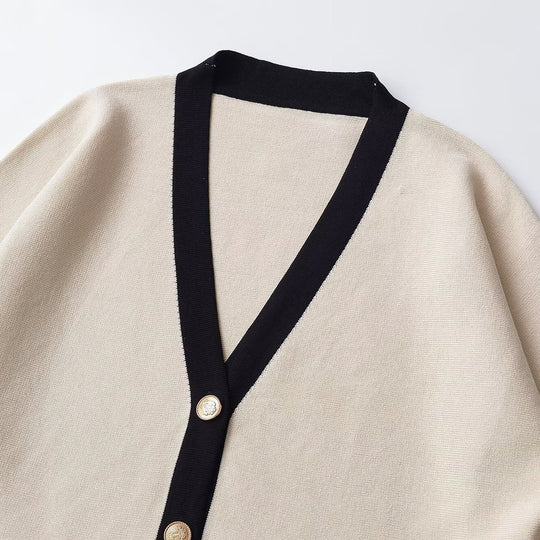 Damen Kurzärmeliges Strickponcho-Cardigan mit Kontrastblende und dekorativen Goldknöpfen Nord Taschen