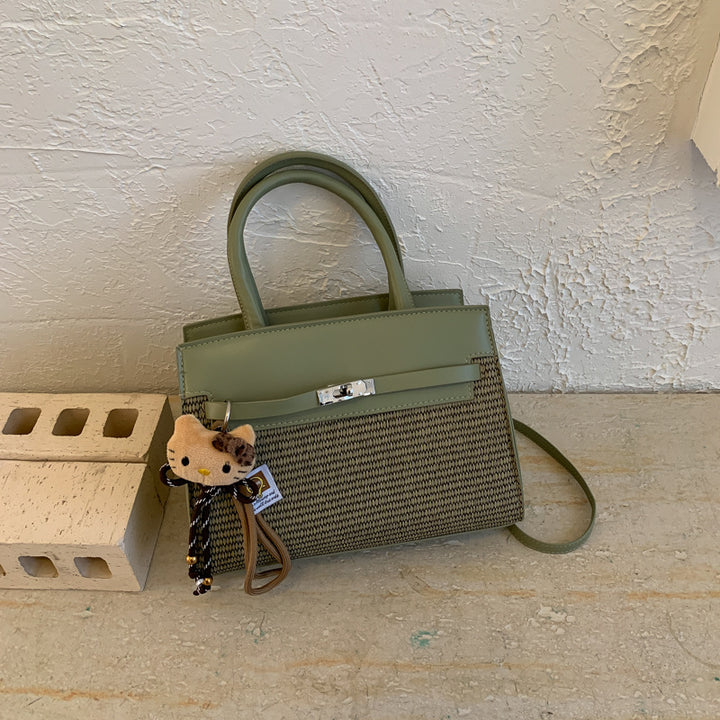 Damen elegante Handtasche mit hochwertigem Strickdesign und charmantem Anhänger Nord Taschen