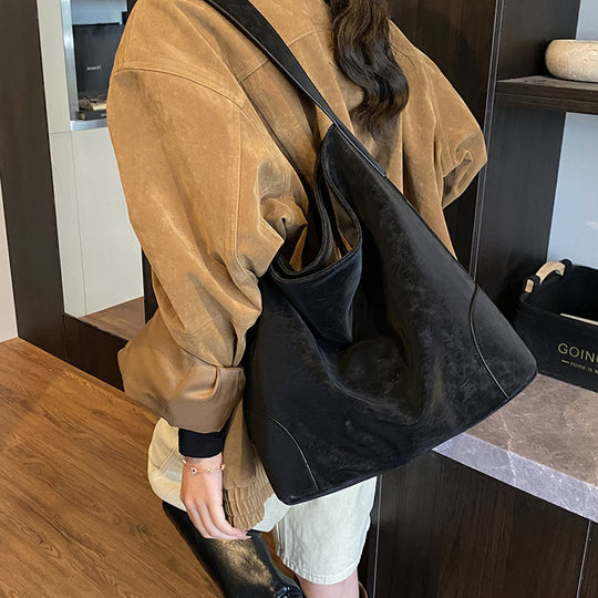 Damen Hobo-Tasche aus weichem Veloursleder mit eleganter Silhouette Nord Taschen