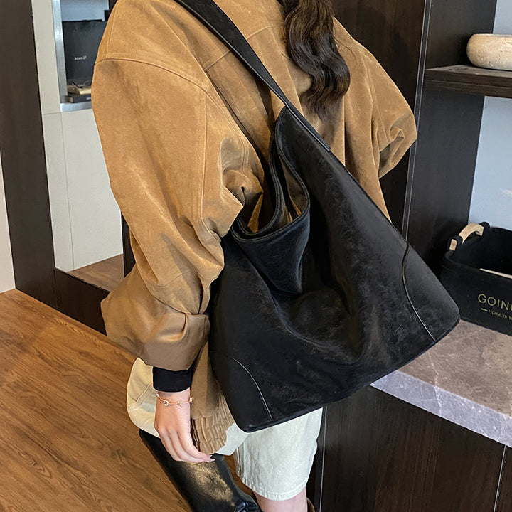 Damen Hobo-Tasche aus weichem Veloursleder mit eleganter Silhouette Nord Taschen