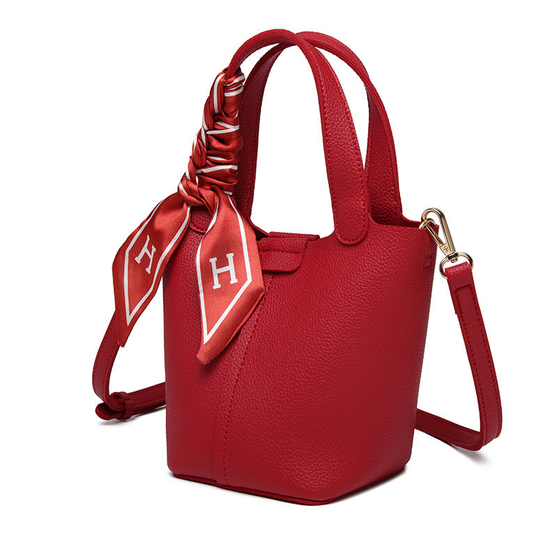 Damen Henkeltasche mit modischem Seidentuch und praktischem Schulterriemen Nord Taschen