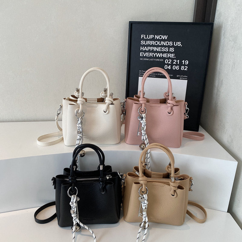 Damen Designer Beuteltasche mit geschmackvollem Schlüsselanhänger Nord Taschen