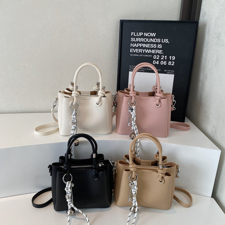 Damen Designer Beuteltasche mit geschmackvollem Schlüsselanhänger Nord Taschen