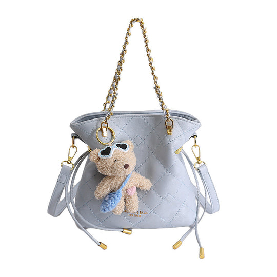 Damen Hobo-Tasche mit verspieltem Teddy-Anhänger und eleganten Kettenakzenten Nord Taschen
