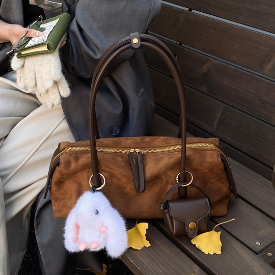 Damen elegante Umhängetasche aus hochwertigem Wildleder mit verspieltem Kaninchenanhänger Nord Taschen