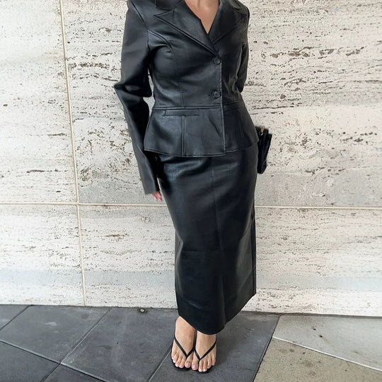 Damen Taillierter Blazer aus Lederimitat mit Wiener Nähten und Reverskragen Nord Taschen