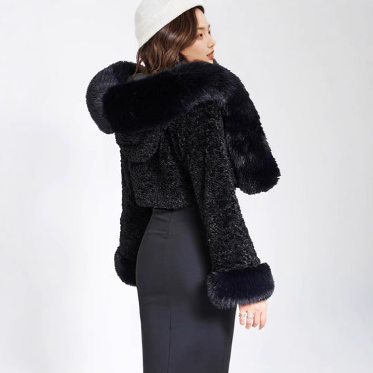 Damen Kurz-Bolero aus Bouclé-Kunstpelz mit voluminöser Kapuze und Fellmanschetten Nord Taschen