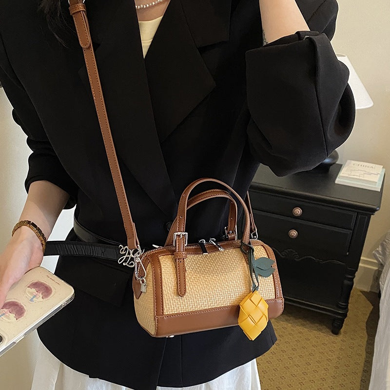 Damen Trendige Handtasche mit verspieltem Anhänger Nord Taschen