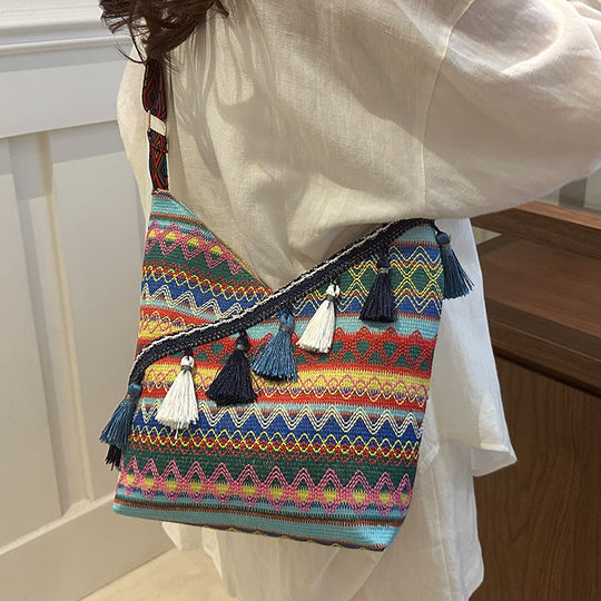 Damen Umhängetasche mit fröhlichem Zickzackmuster und bunten Quasten Nord Taschen