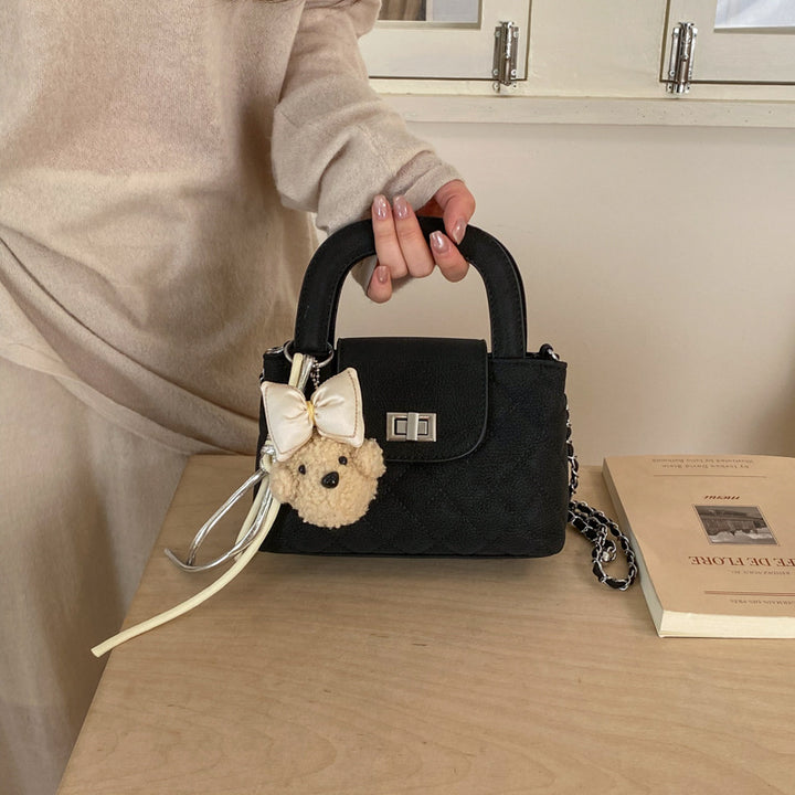 Damen Handtasche mit verspieltem Design und charmanten Anhänger Nord Taschen