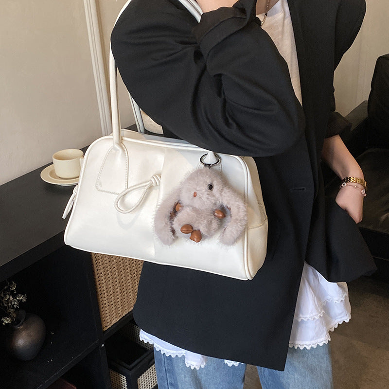 Damen Handtasche mit verspieltem Plüschelement und elegantem Design Nord Taschen