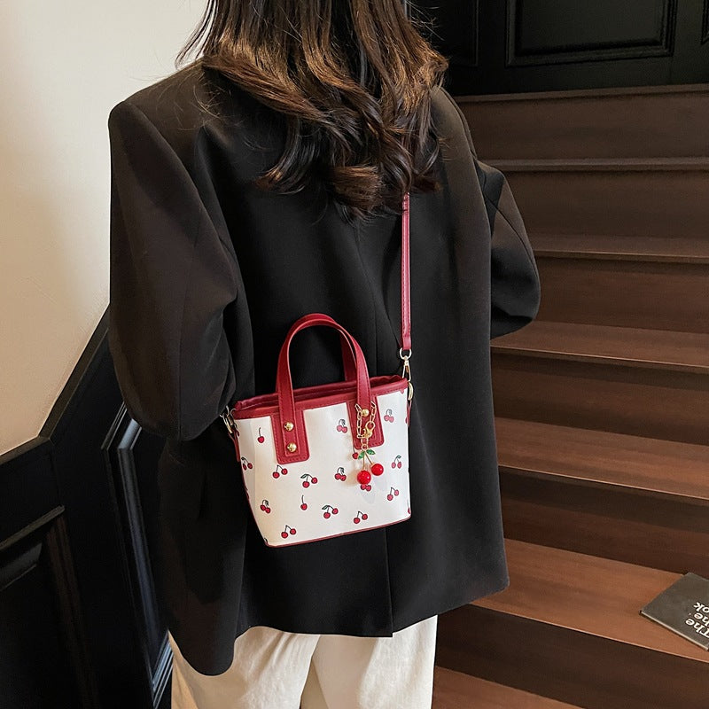 Damen kleine Handtasche mit verspieltem Kirschmotiv Nord Taschen