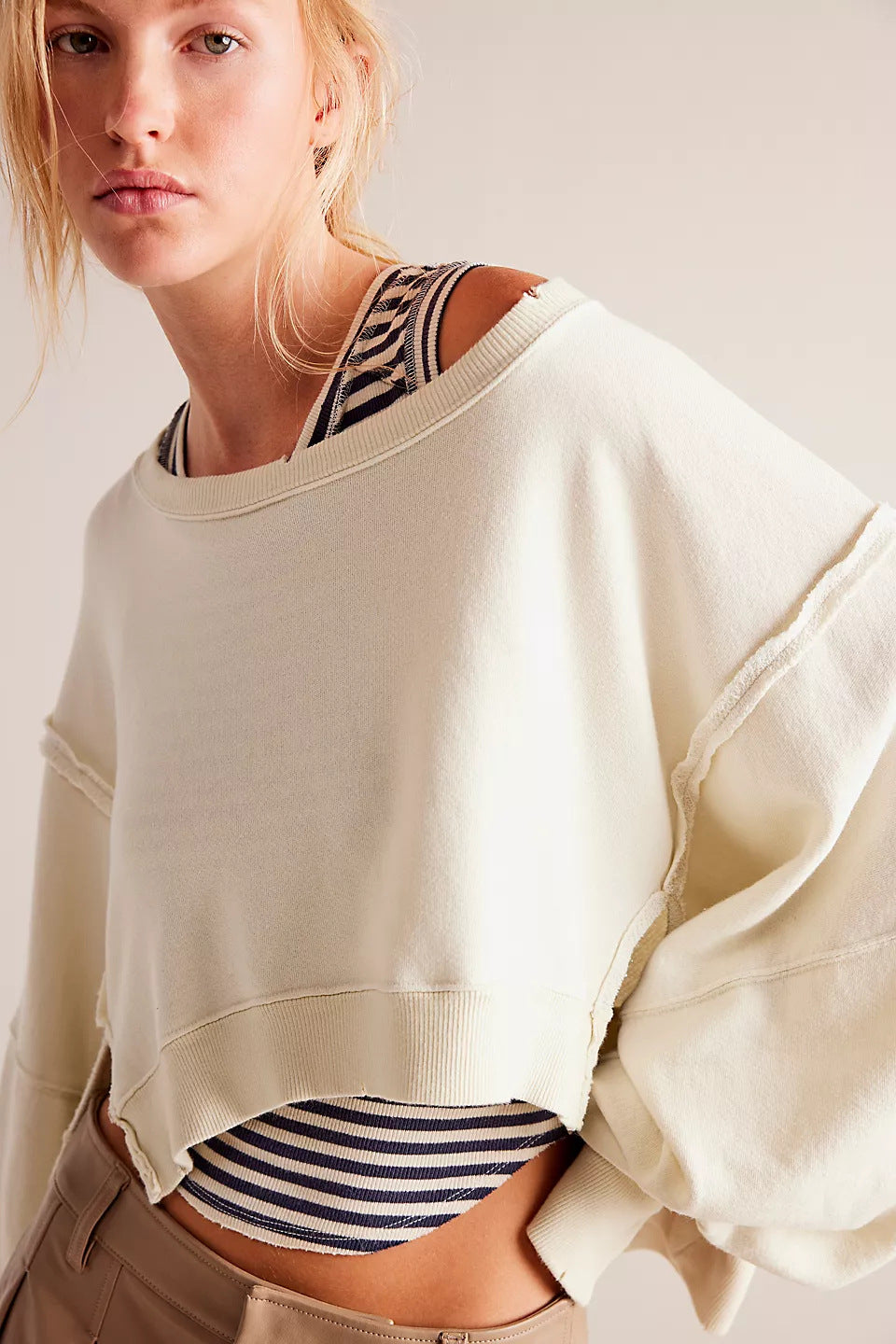 Damen cropped Oversize-Sweatshirt mit Daumenloch, fransigem Saum und weitem Raglanärmel Nord Taschen