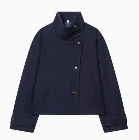 Damen 9800+ kurze boxy‑Wollmix‑Jacke mit hohem Funnelkragen, asymmetrischer Knopfleiste und verstellbaren Manschetten Nord Taschen