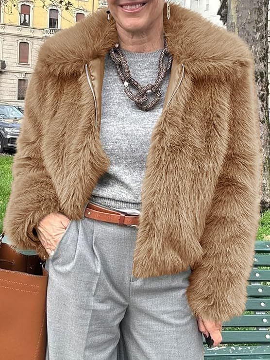 Damen Kurzblouson aus veganem Hochflor‑Kunstpelz im geradlinigen Boxy‑Schnitt mit verdecktem Reißverschluss Nord Taschen