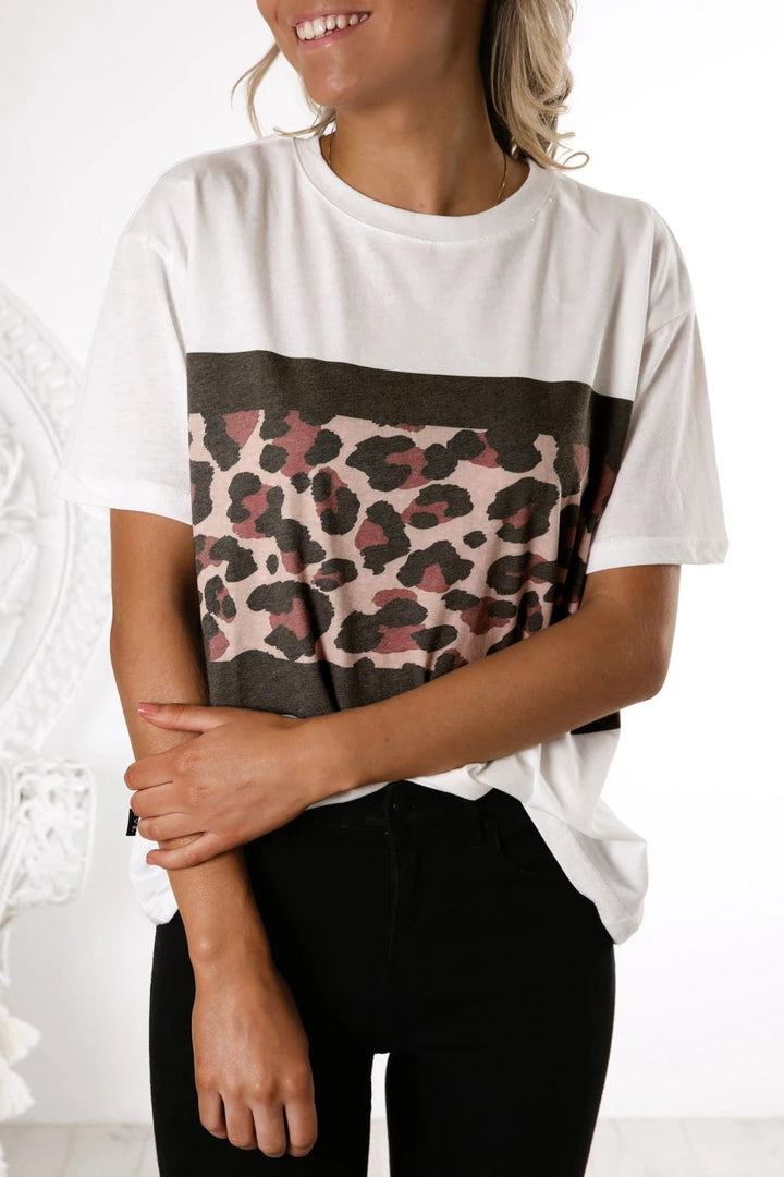 Damen T-Shirt mit modernem Leopardenmuster und elastischem Saum