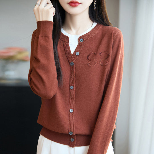 Damen Kurzer Feinstrick-Cardigan mit V‑Schlitzkragen, Rippenblende und dezentem Struktur‑Logo Nord Taschen