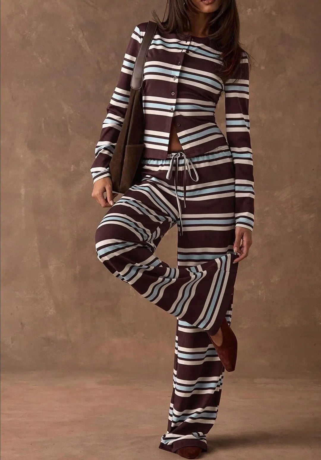 Damen Gestreiftes Strick-Lounge-Set mit tailliertem Knopfcardigan und weitem Palazzohose Nord Taschen