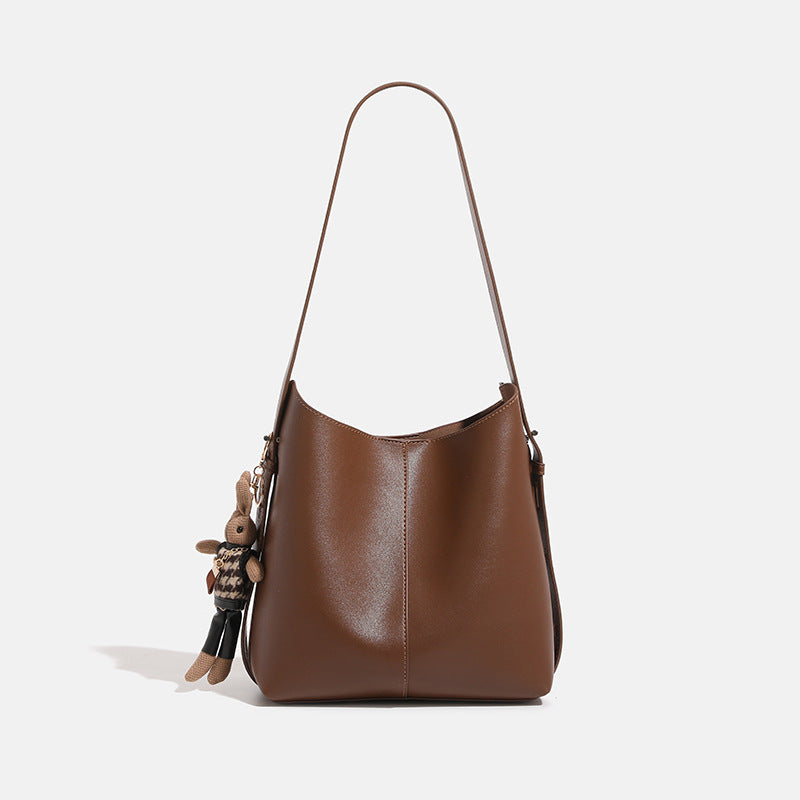 Damen Hobo-Tasche mit modernem Design und verspieltem Anhänger Nord Taschen