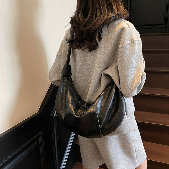 Damen Hobo-Tasche aus hochwertigem Kunstleder mit gefaltetem Design und einem modischen Trageriemen Nord Taschen