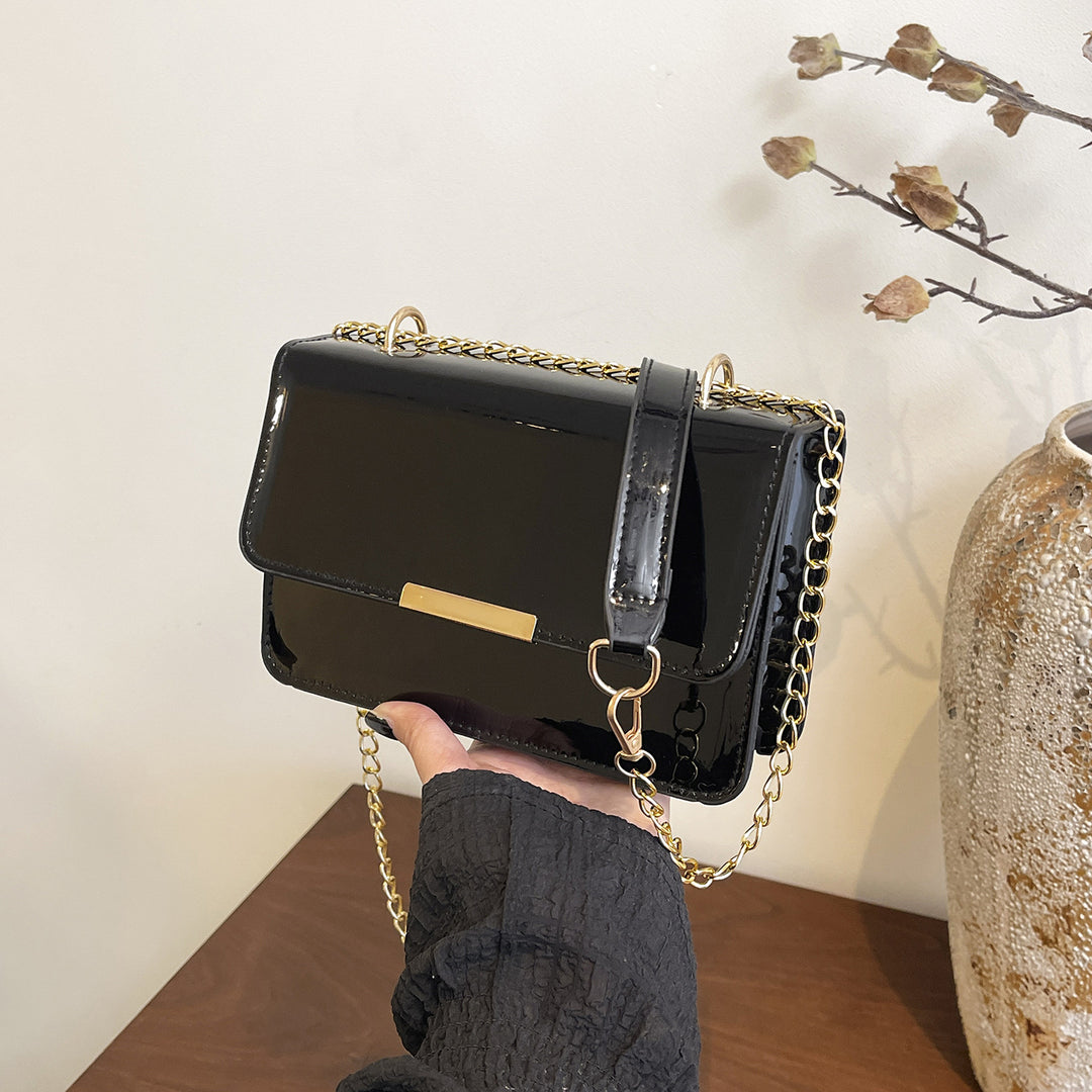 Damen elegante Umhängetasche mit glänzender Oberfläche und goldenen Akzenten Nord Taschen
