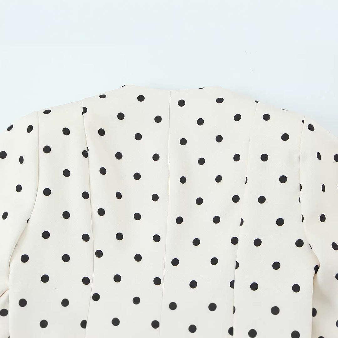 Damen Taillierte Polka‑Dot Blusenjacke mit Volumenärmeln und goldenen Schmuckknöpfen Nord Taschen