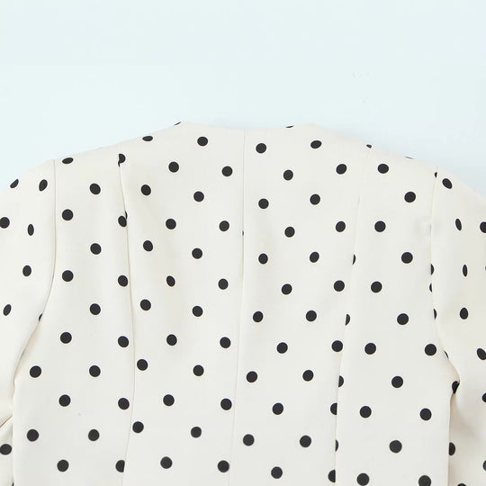 Damen Taillierte Polka‑Dot Blusenjacke mit Volumenärmeln und goldenen Schmuckknöpfen Nord Taschen
