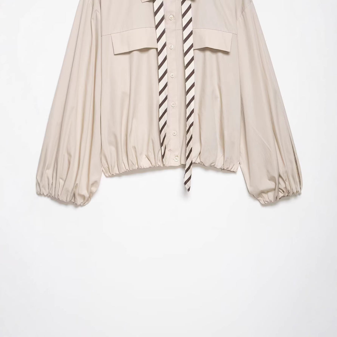 Damen Schluppenbluse im Cropped‑Boxy‑Schnitt mit Ballonärmeln und kontrastierter Schluppenblende Nord Taschen