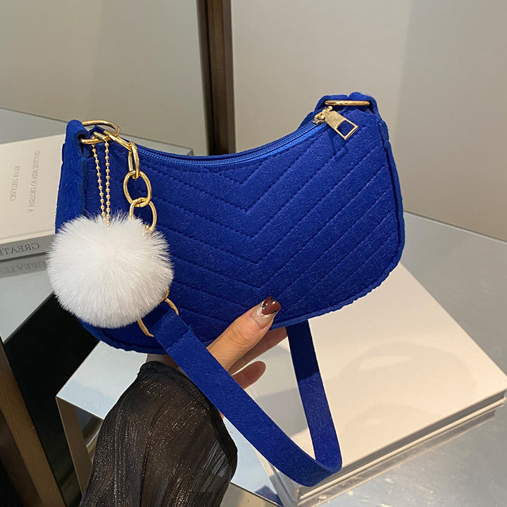 Damen Umhängetasche mit strukturiertem Chevron-Muster und abnehmbarem Plüschanhänger Nord Taschen