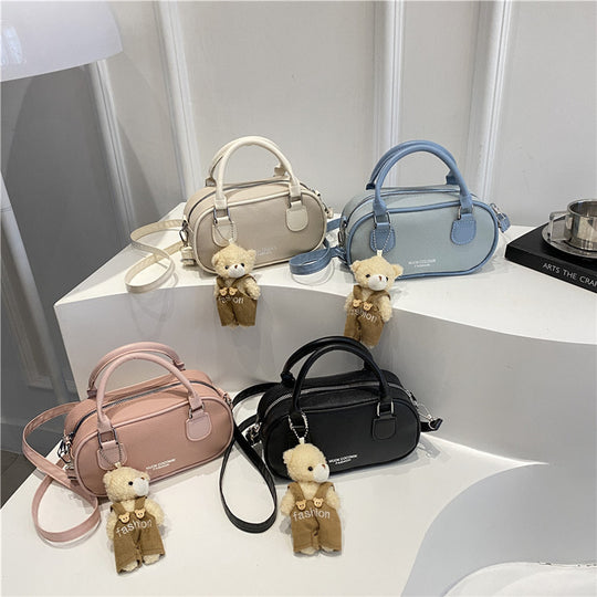 Damenschultertasche mit modernem Design und verspieltem Plüschanhänger Nord Taschen