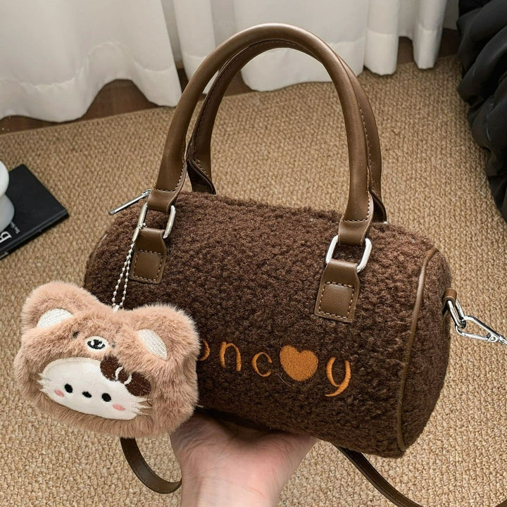 Damen Handtasche mit weichem Teddydesign und abnehmbarem Plüschanhänger Nord Taschen