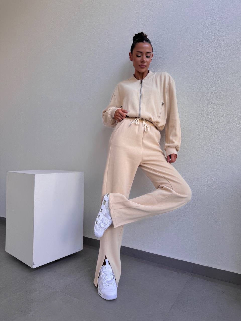 Damen weiches Velours-Zweiteiler mit kurzem Reißverschluss-Bomber und High-Waist-Hose mit Bein-Schlitz Nord Taschen