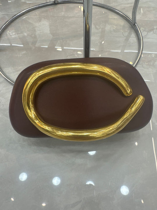Damen Clutch mit auffälligem Design und goldener Applikation Nord Taschen