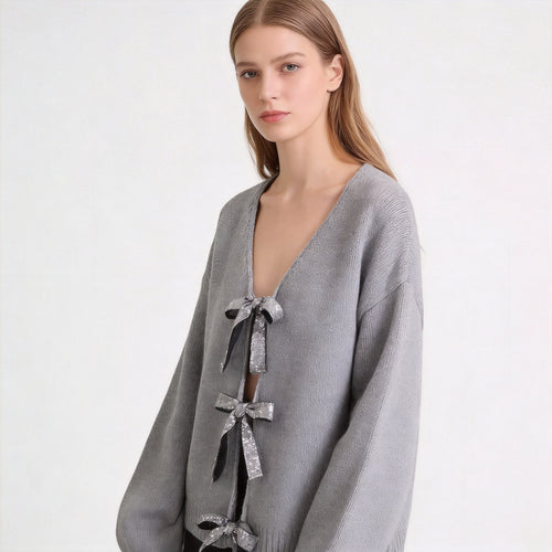 Damen Oversize Strickcardigan mit tiefem V‑Ausschnitt und dekorativen Schleifen Nord Taschen