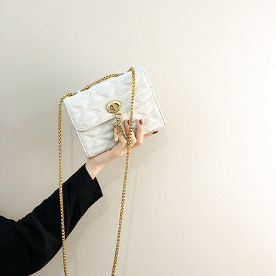Damen Clutch mit eleganter Steppoptik und dekorativem Kettenriemen Nord Taschen