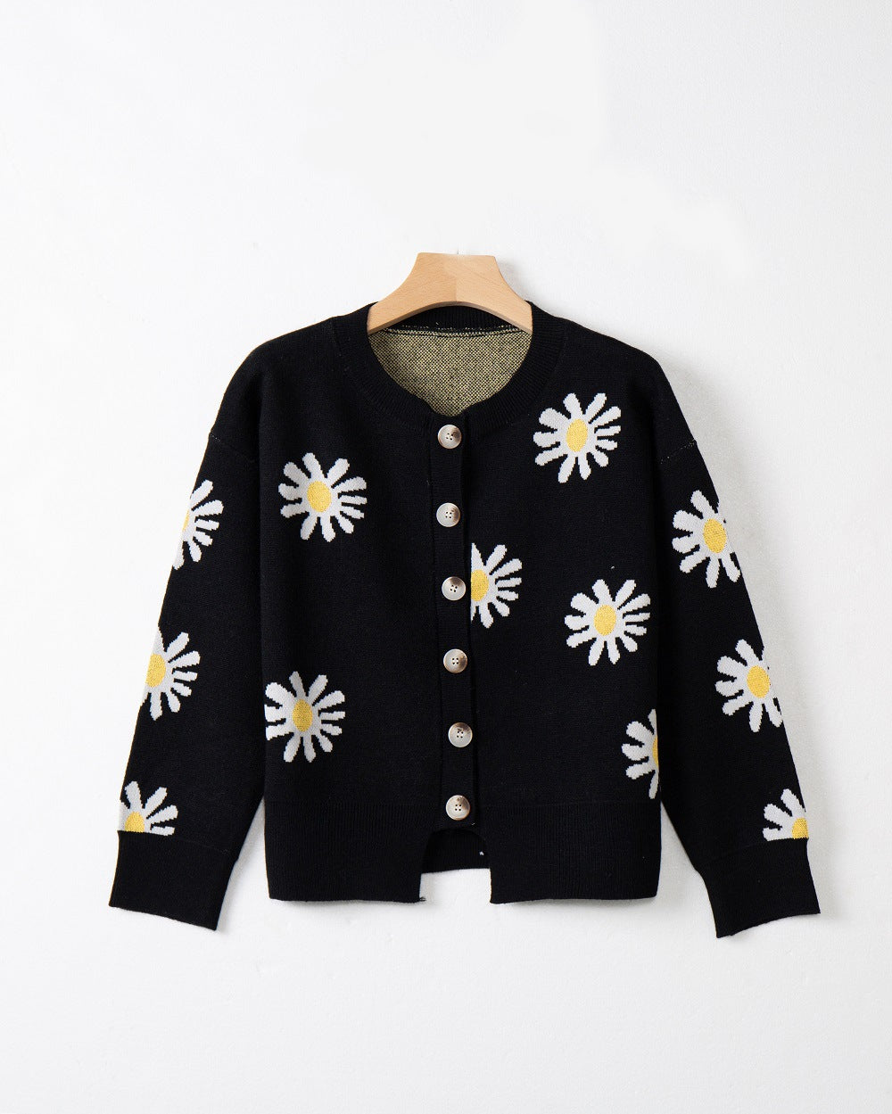 Damen Oversize-Strickcardigan mit Blumenapplikation, Perlmuttknöpfen und Wellensaum Nord Taschen