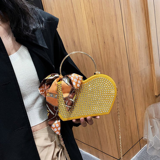 Damen Handtasche mit funkelnden Strasssteinen und modischem Schal | Nord Taschen