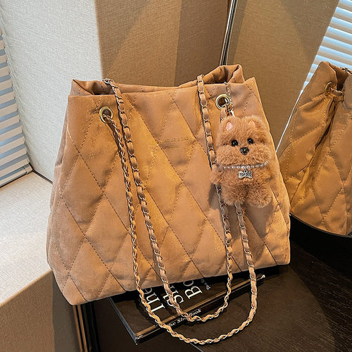 Damen Beuteltasche mit Kettenriemen und kuscheligem Anhänger Nord Taschen