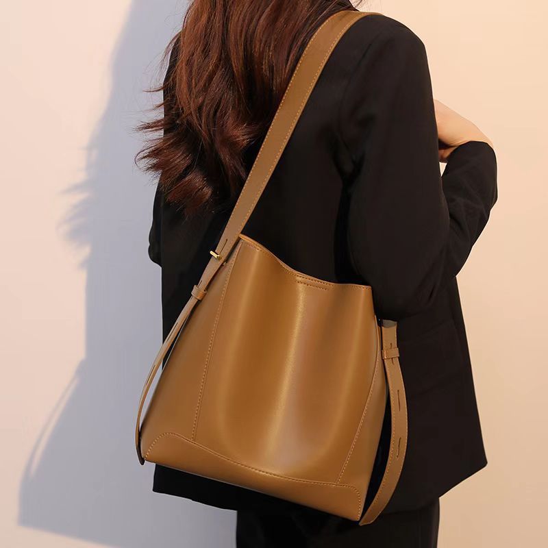 Damen Umhängetasche aus feinem, geschmeidigem Kunstleder mit elegantem Design Nord Taschen