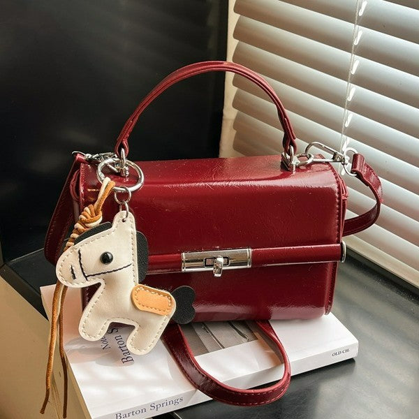 Damen elegante Handtasche im strukturierten Design mit verspieltem Anhänger Nord Taschen
