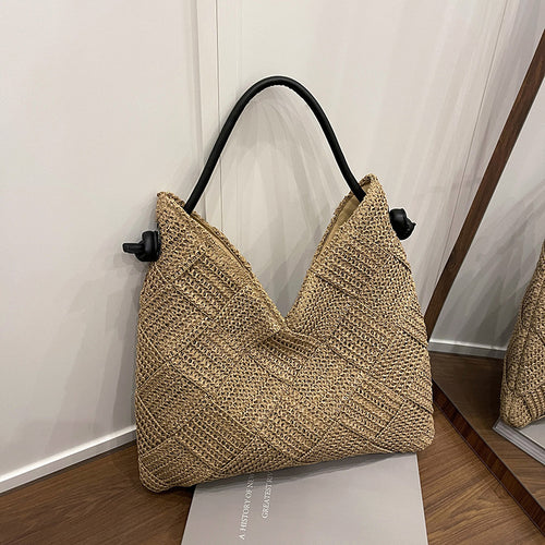 Damen Beuteltasche aus geflochtenem Materialien mit minimalistischen Akzenten Nord Taschen