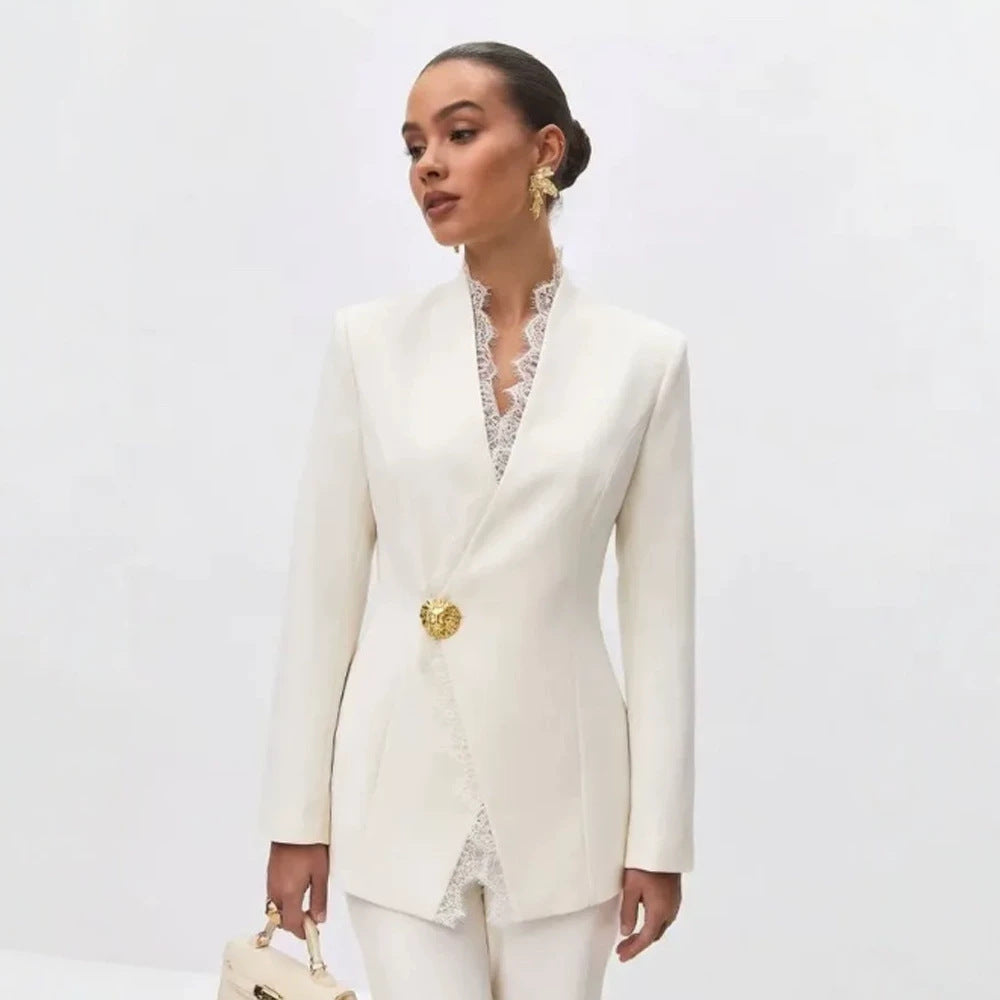 Damen Taillierter Blazer mit Spitzenbesatz und Zierknopf Nord Taschen