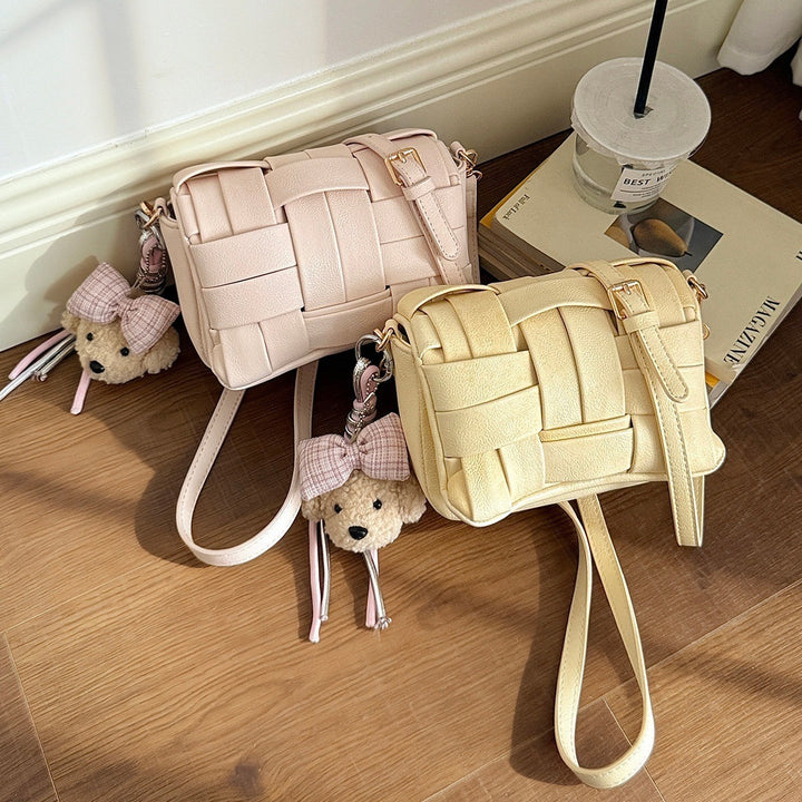 Damen Umhängetasche mit geflochtenem Design und entzückendem Anhänger Nord Taschen