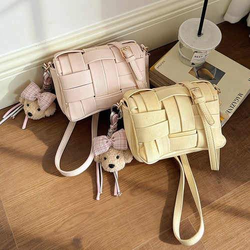 Damen Umhängetasche mit geflochtenem Design und entzückendem Anhänger Nord Taschen