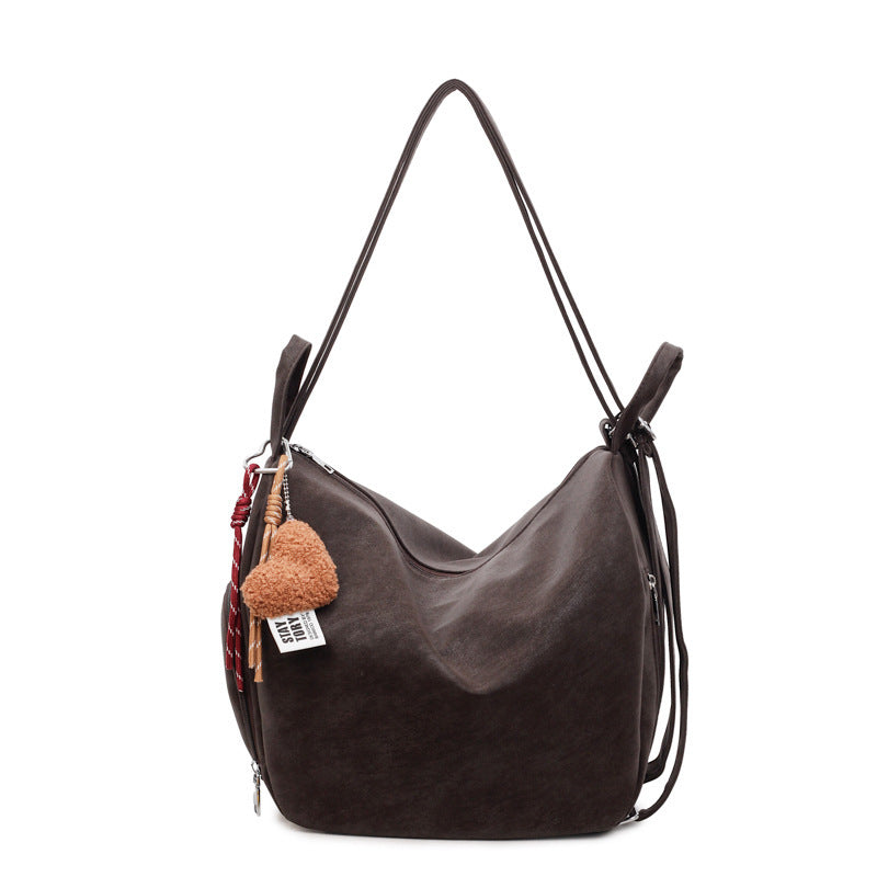 Damen Hobo-Tasche aus weichem Wildleder mit charmantem Anhänger Nord Taschen