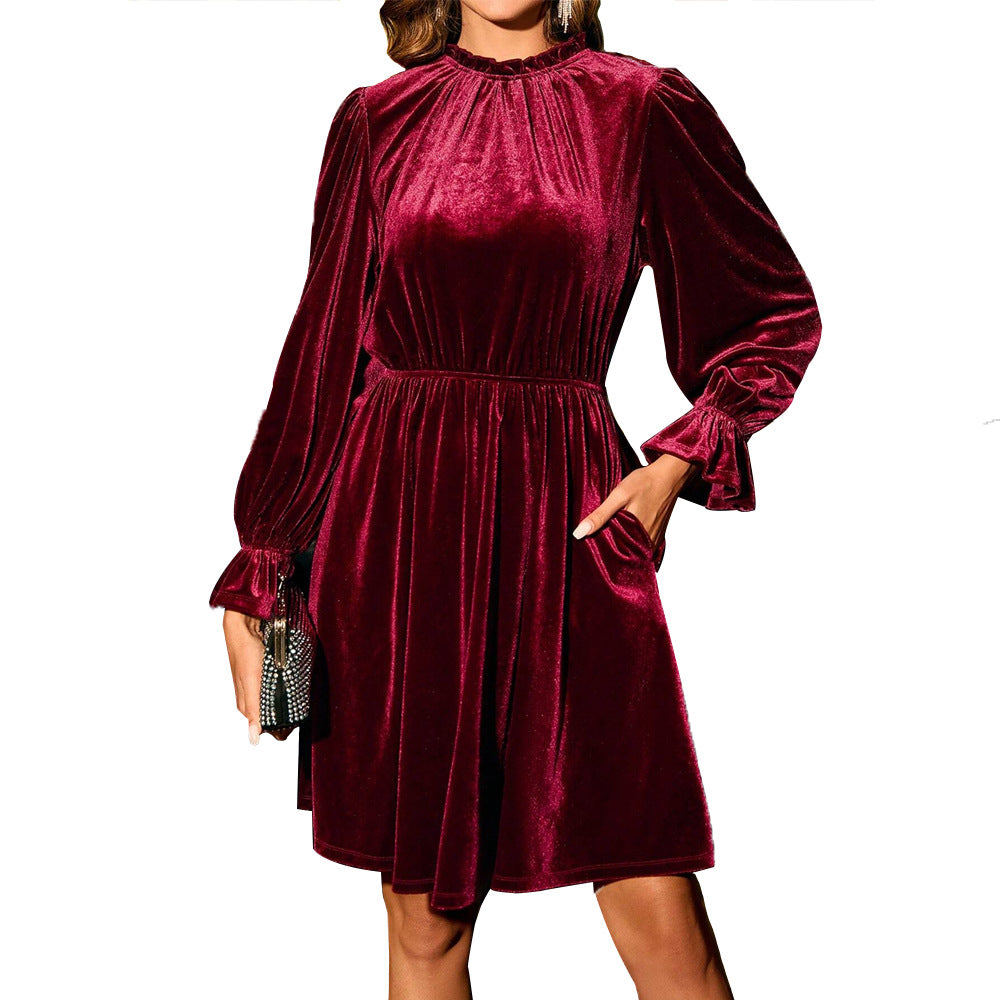 Damen samtiges knielanges Kleid mit Stehkragen, geraffter Taille und praktischen Eingrifftaschen Nord Taschen